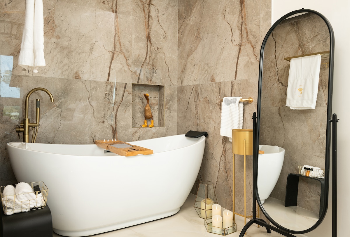 Freestanding bath
