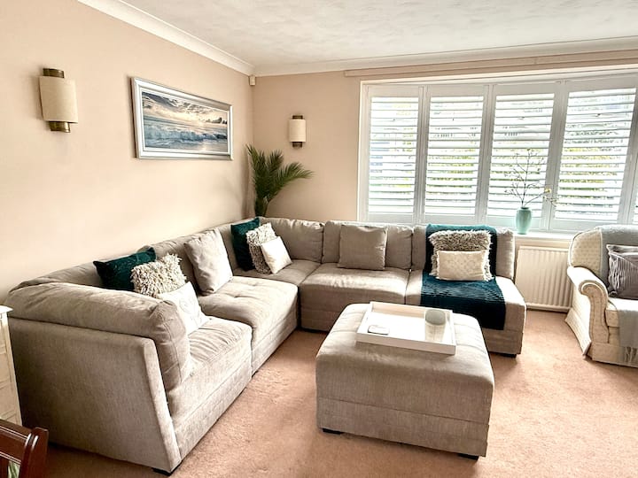 A Spacious Property In Lilliput Near Sandbanks. - Bournemouth