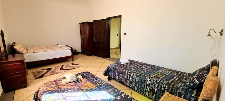 Chumba cha kulala chenye vitanda 2 vya mtu mmoja na kitanda 1 cha watu wawili