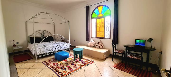 Chumba cha kulala chenye nafasi kubwa nambari 1 kilicho na kitanda cha ukubwa wa kifalme na madawati ya kazi