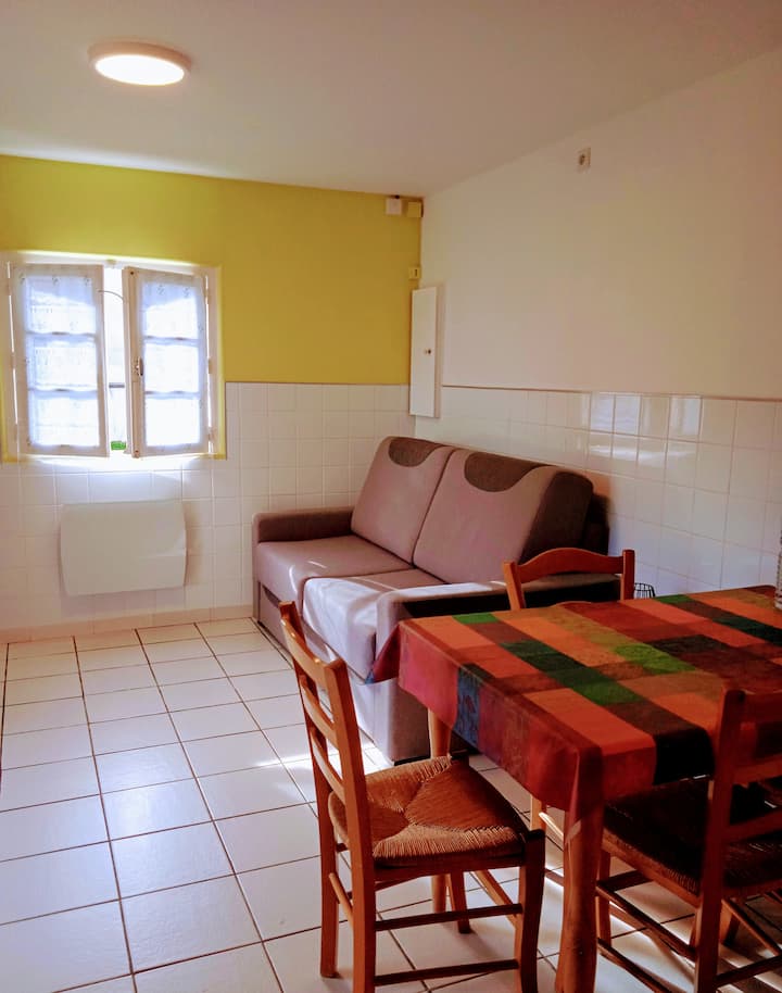 Zona de comedor y sofá cama para 2 personas 