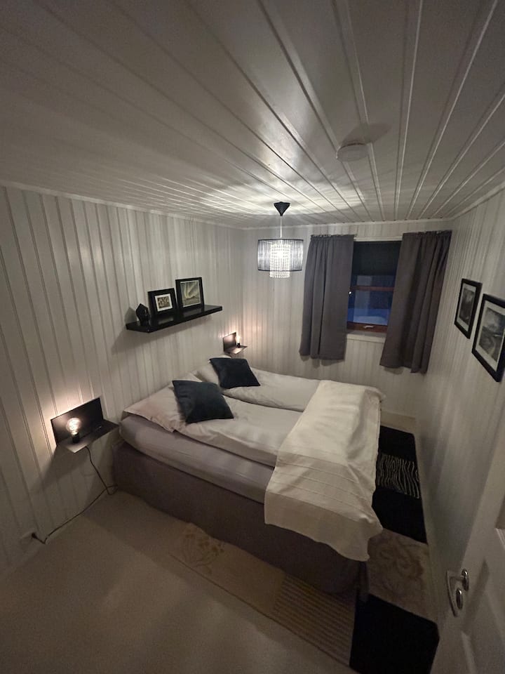 כאן תישנו במיטה ברוחב 180 ס"מ ועם מצעים שזה עתה כובסו.