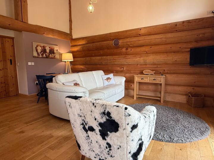 Peaceful Lakeside Cabin With Hot Tub - Oswestry