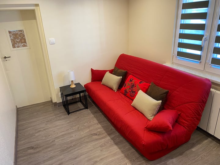 Kuna kitanda cha sofa katika chumba cha 3.