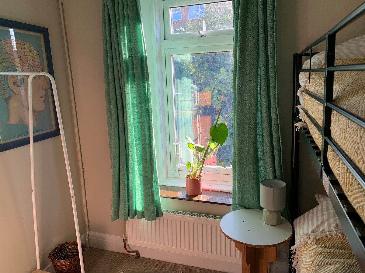 Útulná izba s poschodovými lôžkami a priestorom na zavesenie oblečenia 