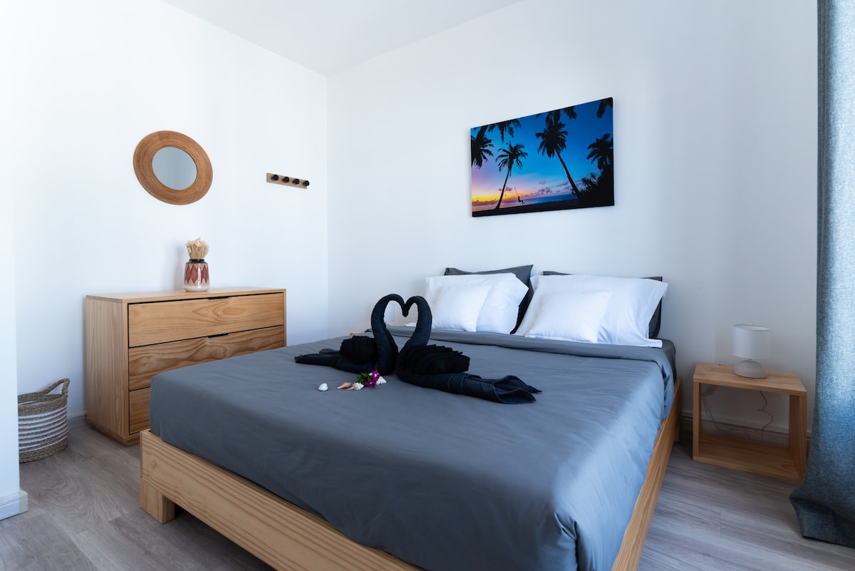 ห้องนอน 2 เตียงควีนไซส์พร้อมระเบียง