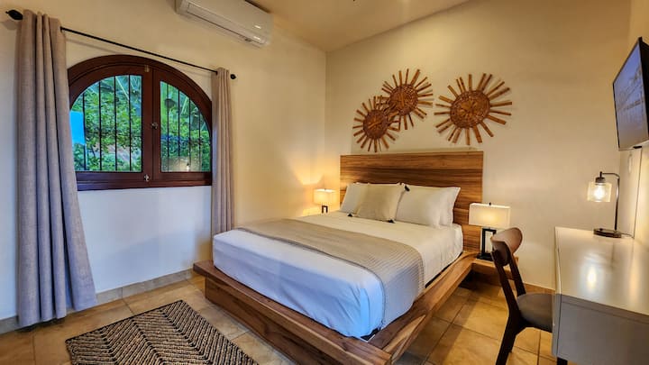 ห้องนอนควีนไซส์ที่อบอุ่นที่สุดพร้อมห้องน้ำส่วนตัวติดตั้งเครื่องปรับอากาศและสมาร์ททีวี