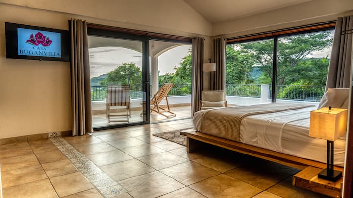 ห้องนอนหลักขนาดใหญ่บนชั้น 2 เป็นที่พักผ่อนที่หรูหราและสง่างาม ระเบียงส่วนตัวรอบๆ ให้การเริ่มต้นวันอย่างสงบ หรือวิวพระอาทิตย์ตกที่น่าทึ่งเหนือมหาสมุทรแปซิฟิก