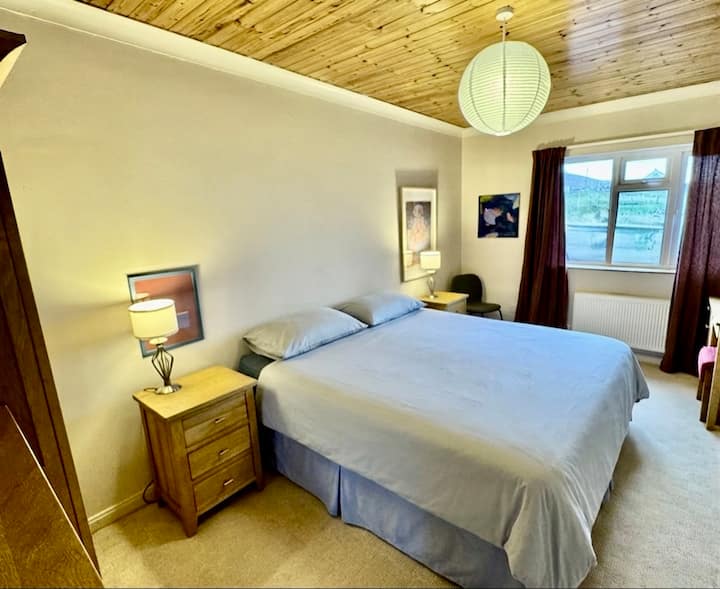 Ground Floor
Super King bed
Mountain views
En-suite Bath