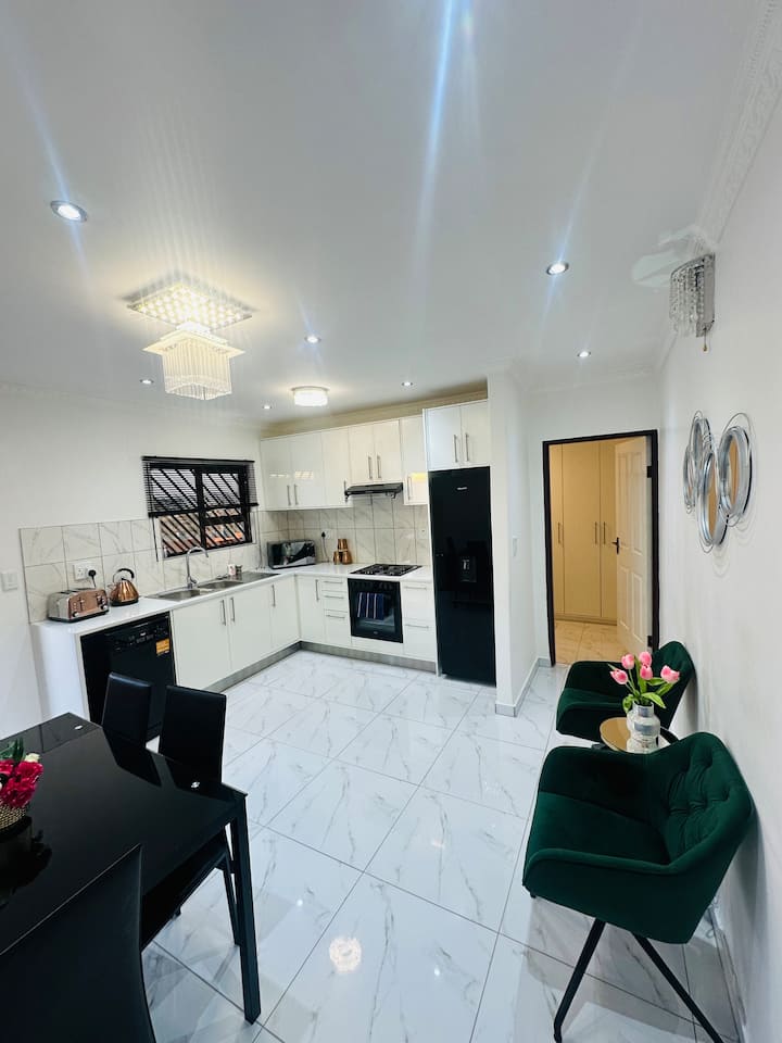 3 Bed Apartment With Queen & Twin Beds And Double. - Windhoek