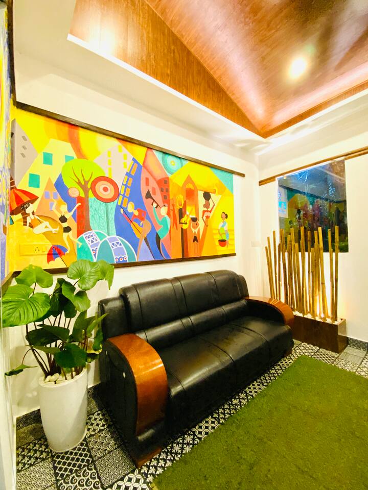 Small cozy entrance and Reception