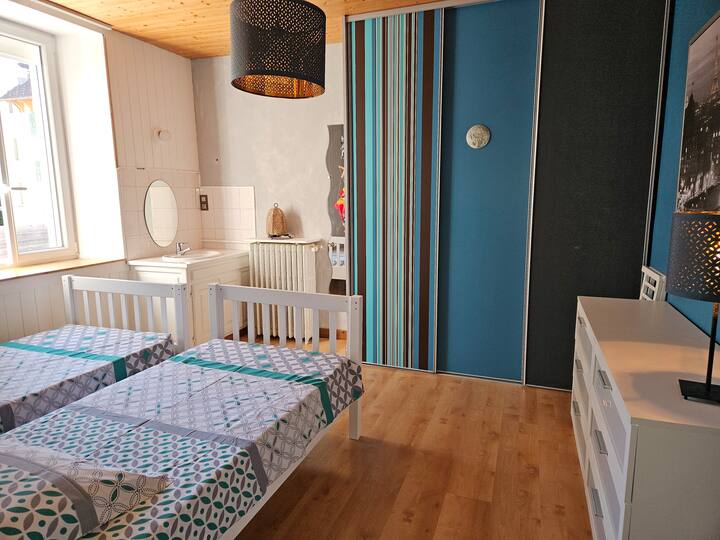 Una habitación grande con 2 camas de 90x190. Un lavabo, una cómoda grande y un armario con puertas correderas. Una ventana que da a la 2 a terraza del apartamento en el lado este.
Se proporcionan sábanas y toallas.