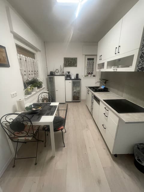 Successful Airbnb property: Apt with kitchen, bathroom & parking space - 3 min. to the S-Bahn in Offenbach Am Main