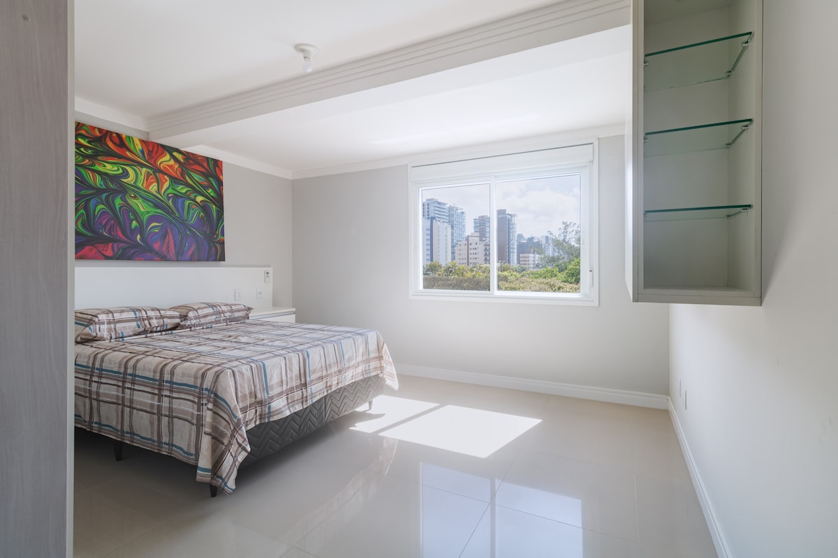 Голем апартман со поглед кон базенот.