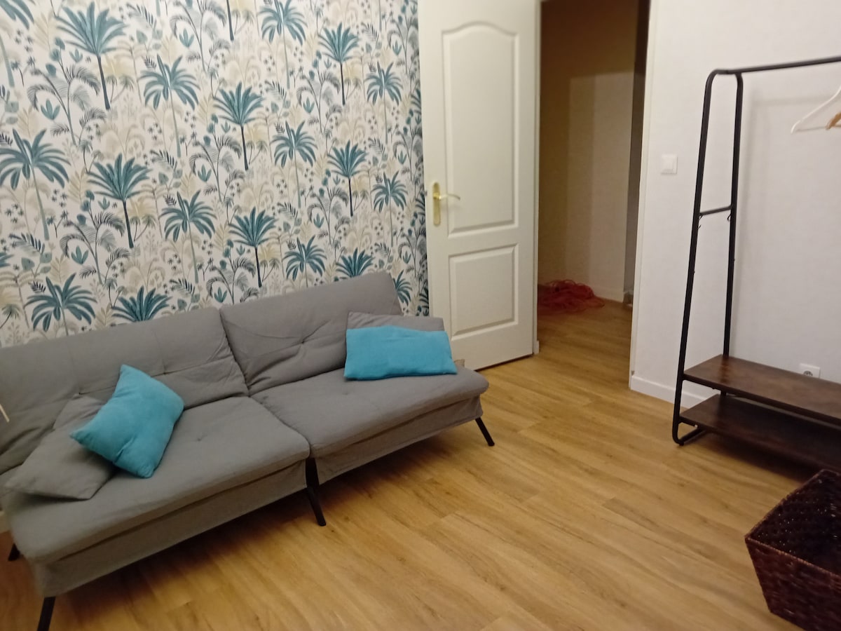 第三间卧室可俯瞰花园，配备沙发床，可供1人使用，更衣区 