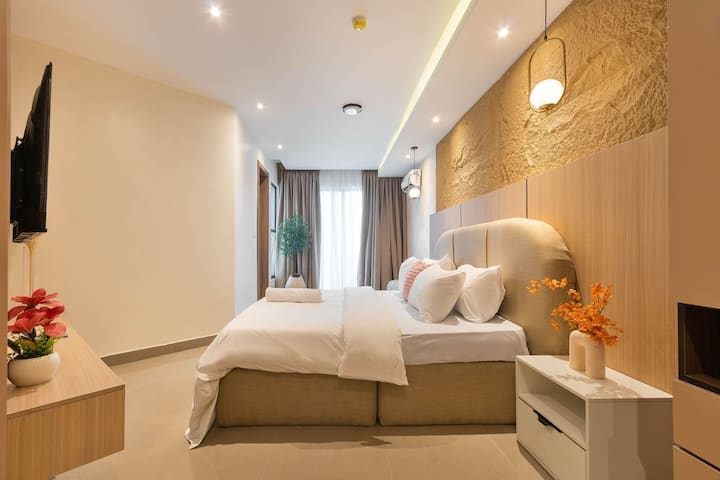 2号室には、清潔な白いリネンが敷かれた快適なベッド、Netflix、YouTube、DSTVが視聴できるスマートテレビ、柔らかなアンビエント照明、広々とした内蔵クローゼットが備わった寝室があり、ゆったりと休息を取るのに最適です。


