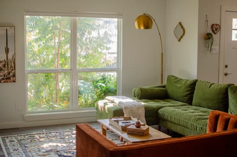 Top Airbnb: The Stone Nido | Stylish 4BR Home Near Domain & Q2 in Gracy Woods