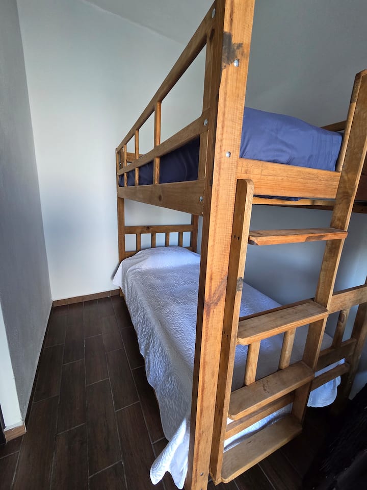 Jednolôžková izba s poschodovou posteľou a pomocnou miestnosťou