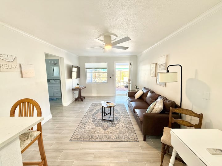 Clearwater Gem: 1br Just A Block From The Beach - Clearwater Beach, FL