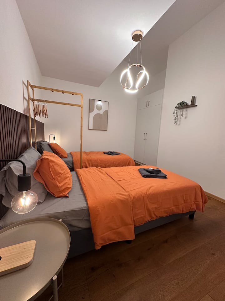 Vitanda viwili vya mtu mmoja ambavyo pia vinaweza kusukumwa kwenye kitanda cha watu wawili. 