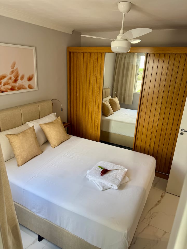 Главна баня, с двойно легло (матрак от пяна и пружини) и голям гардероб и странични светлини за четене. 