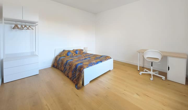 На 2-рия етаж, с изглед на изток, с изглед към градината и Лоара. 