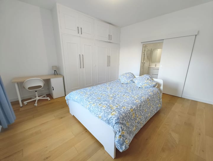 На 2-рия етаж, с изглед към изток, изглед към градината. Има собствена баня с душ