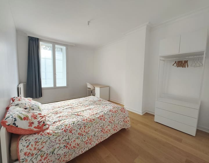 На 1-ви етаж, откъм улицата (но с 2 прозореца, за да бъде напълно тихо)