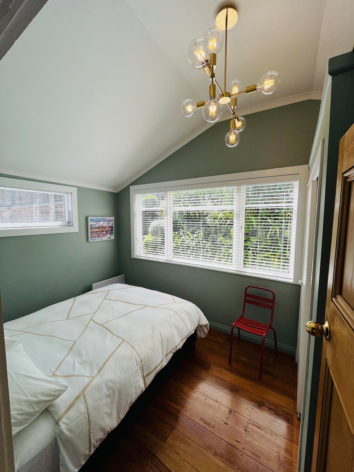 საწოლი 152×203 სმ ზომის, საბანი, რომელიც შექმნილია და დამზადებულია აშშ‑ში, Fine Art America‑ს მიერ, ასევე, 1960‑იანი წლების ორიგინალური წითელი სკამი Tolix‑ისგან. 