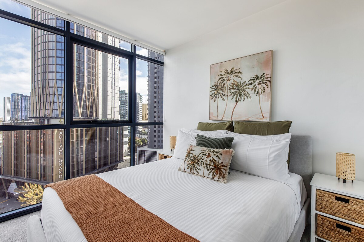 استمتع بالاستيقاظ على إطلالات رائعة على المدينة في غرفة النوم الرئيسية الهادئة، التي تتميز بسرير بحجم كوين وستائر تعتيم وخزانة ملابس عاكسة وإضاءة محيطة لطيفة.