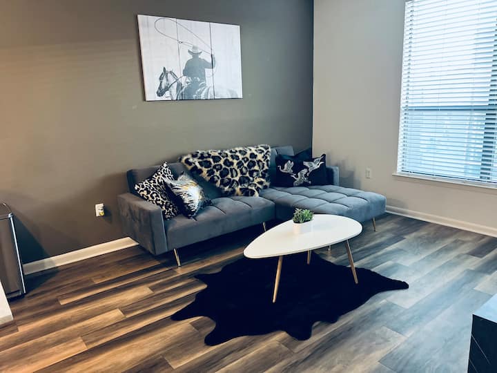Domain 1br Walkable
+ Parking Included - Austin, TX