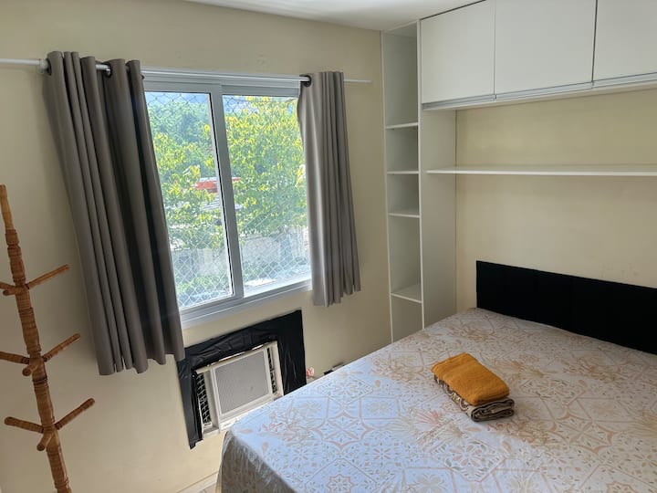 Con toallas y aire acondicionado 