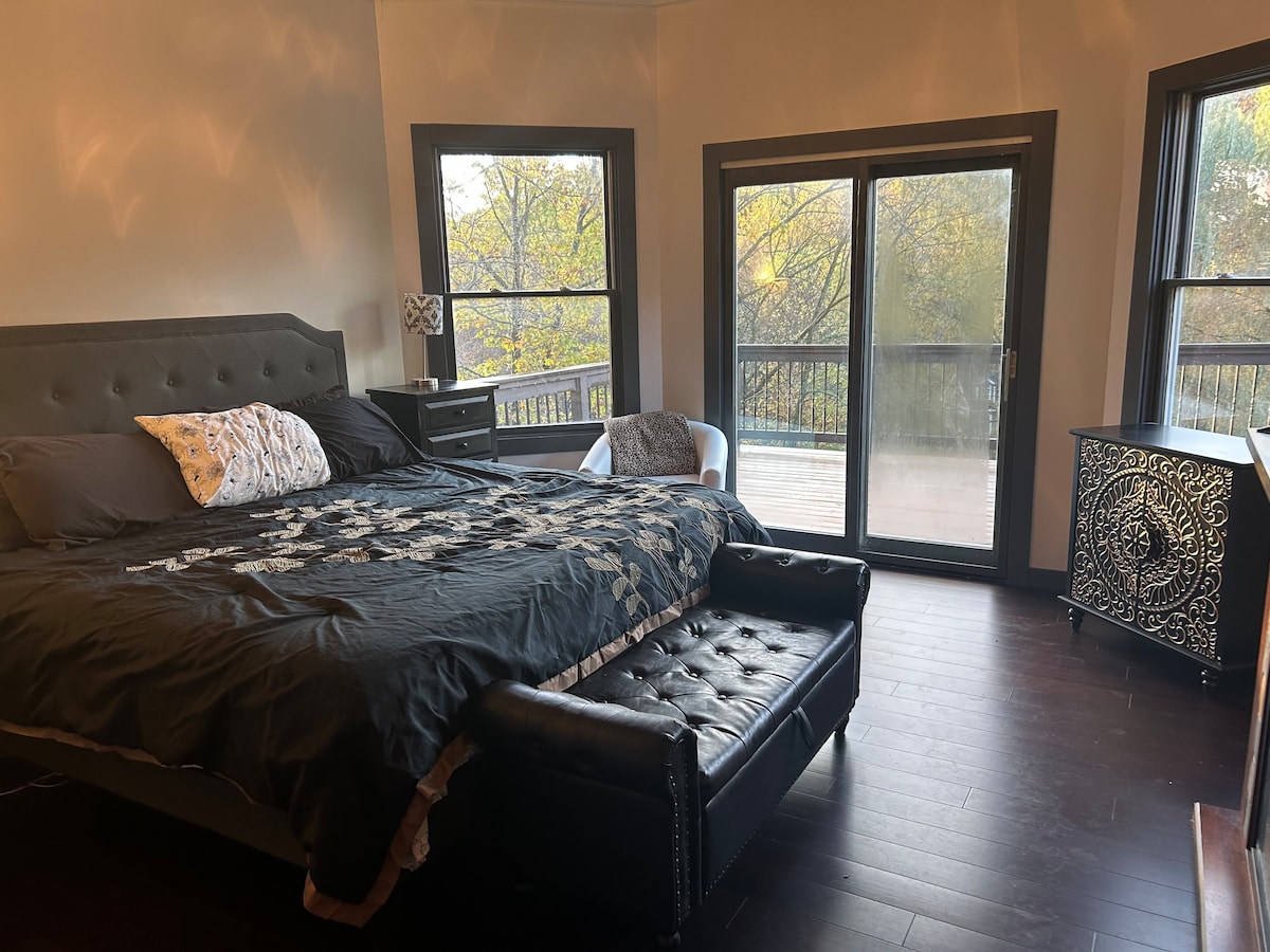 Hlavná spálňa s manželskou posteľou veľkosti King 
Na zadnej strane nášho domu nemáme žiadne závesy ani zásteny. Len by to odviedlo pozornosť od výhľadu, uvidíte!