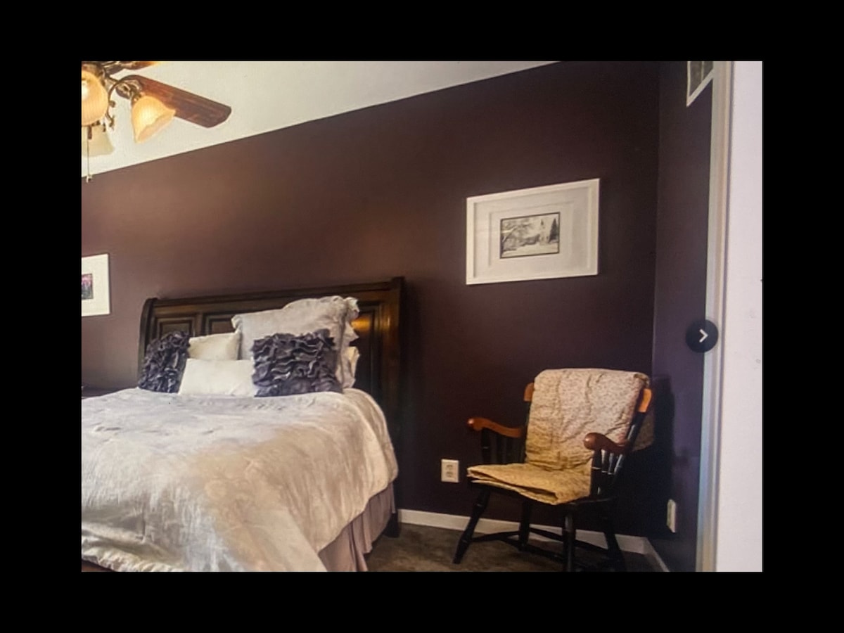 Tretia spálňa na hornom poschodí. Táto izba nemá závesy a niekedy ani zásteny.