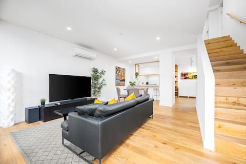 Luxe Tri-Level Opp Westfield Pool Gym Park for Two