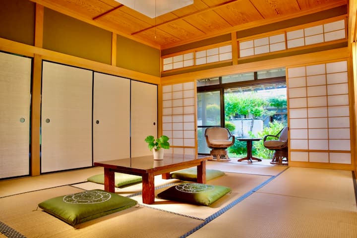 Habitación KI
Interiores de madera cálida, tatami de alta calidad y un engawa con el monte. Vistas a Aoba y acceso al jardín.
Cómodo para estancias individuales, parejas o hasta cinco futones.
