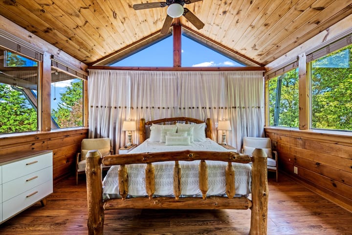 אור טבעי ממלא את החדר כשווילונות רכים ממסגרים את מיטת הקווין סייז הנוחה, ומציבים את הטון לבוקרים רגועים וערבים איטיים.