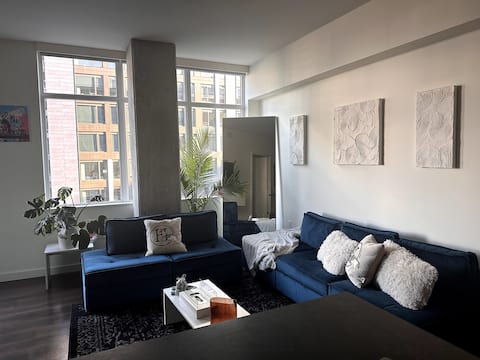 Popular Airbnb listing: CozyCity Escape | Coors, BallArena + Hot Tub + WFH in Union Station