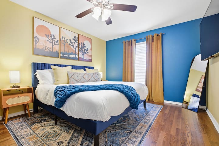 საძინებელი პირველ სართულზე, 183×213 სმ ზომის საწოლითა და Roku‑ს ტელევიზორით