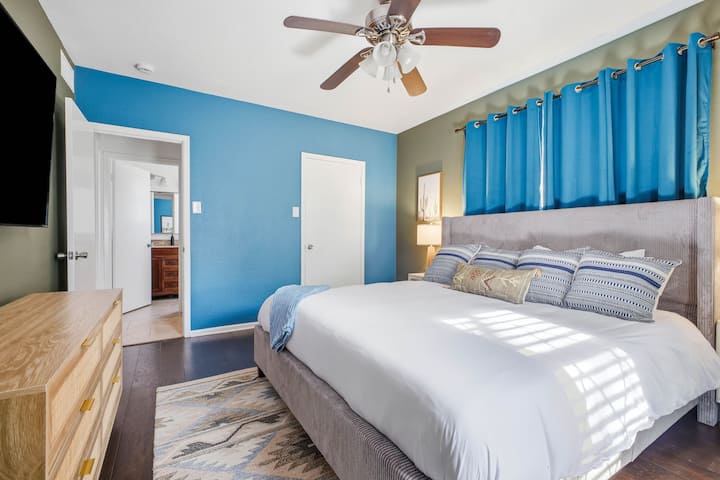 საძინებელი მეორე სართულზე, რომელსაც აქვს 183×213 სმ ზომის საწოლი და Roku‑ს ტელევიზორი; უკან არის სააბაზანო, რომელიც შეიძლება გამოყენებულ იქნას როგორც კერძო, ისე საერთო