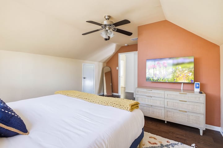 საძინებელი მეორე სართულზე, 183×213 სმ ზომის საწოლითა და Roku‑ს ტელევიზორით