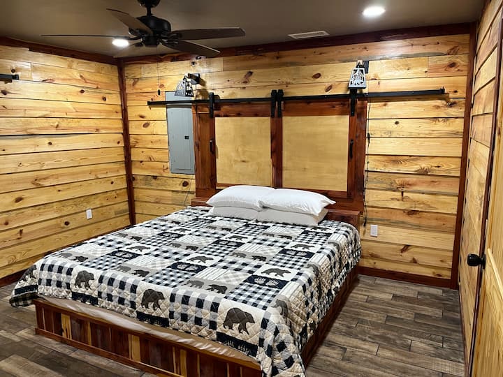 这间卧室位于一层。  