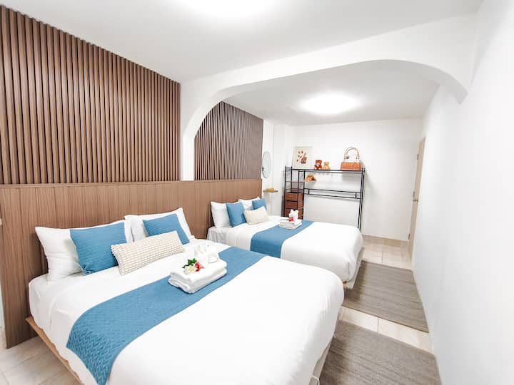 Moderne Japandi Twin Escape ✨Kom tot rust in deze ruime kamer met twee comfortabele bedden, blauwe accenten en elegante houten lattenwanden. Beschikt over een minimale open kast, een lichte indeling met bogen en schone handdoeken. Ideaal voor vrienden of familie!