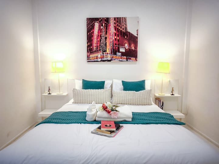 Charmant toevluchtsoord: een lichte kamer met levendige accenten en een vleugje NYC-flair wacht op je verblijf!