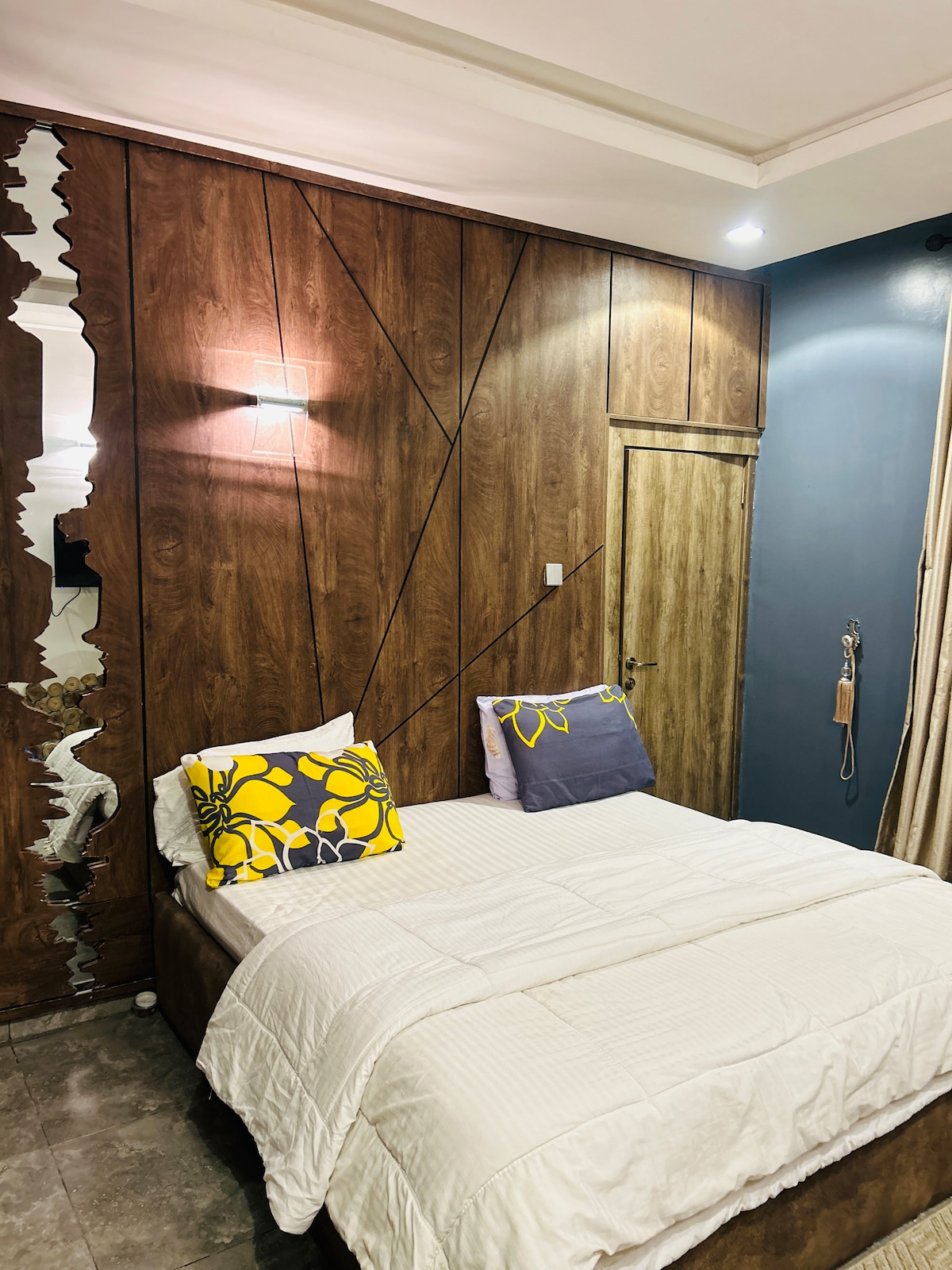 เพลิดเพลินกับการเข้าพักอย่างมีสไตล์ในเซอร์วิสอพาร์ทเมนท์ในอาบูจาแห่งนี้พร้อมทีวีขนาด 65 นิ้ว Wi-Fi สนุกเกอร์ หมากรุก สแครบเบิล และปิงปอง ผ่อนคลายบนโซฟาที่อบอุ่น เพลิดเพลินกับมินิบาร์ การตกแต่งด้วยงานศิลปะ เครื่องแปลงไฟฟ้า แสงอาทิตย์และเครื่องกำเนิดไฟฟ้าสำรอง - เหมาะสำหรับความสะดวกสบายและความสนุกสนาน