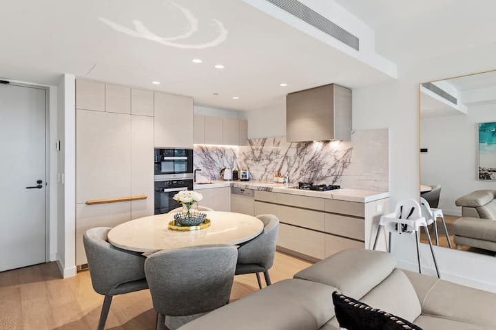 The Jewel  Stylish 6th-floor Apartment + Parking - Gold Coast