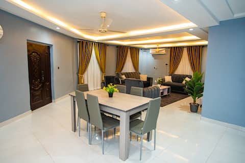 9BR Villa 3 Living Rooms 24/7 Power WiFi Adenta
