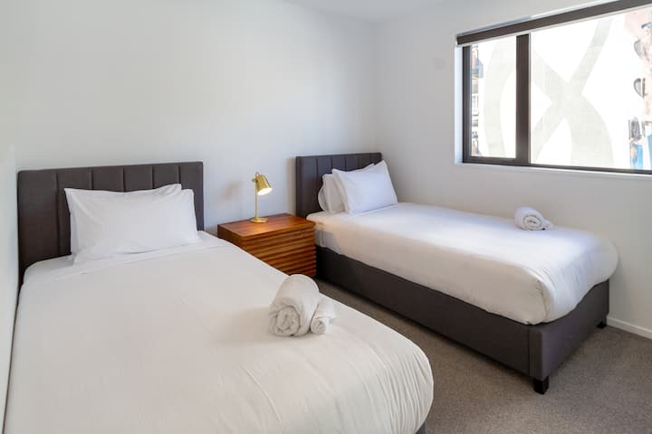 Спална соба 2: два брачни единечни кревета со ист хотелски квалитет.