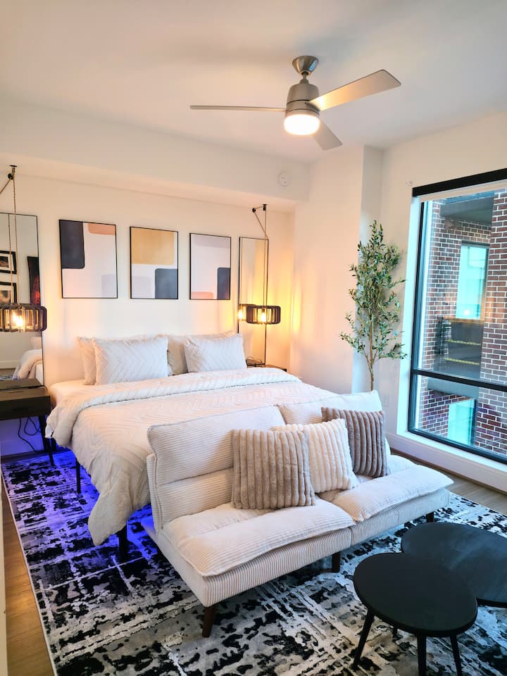 kitanda cha ukubwa wa king na kochi, madirisha ya sakafu hadi dari, mwonekano wa bwawa