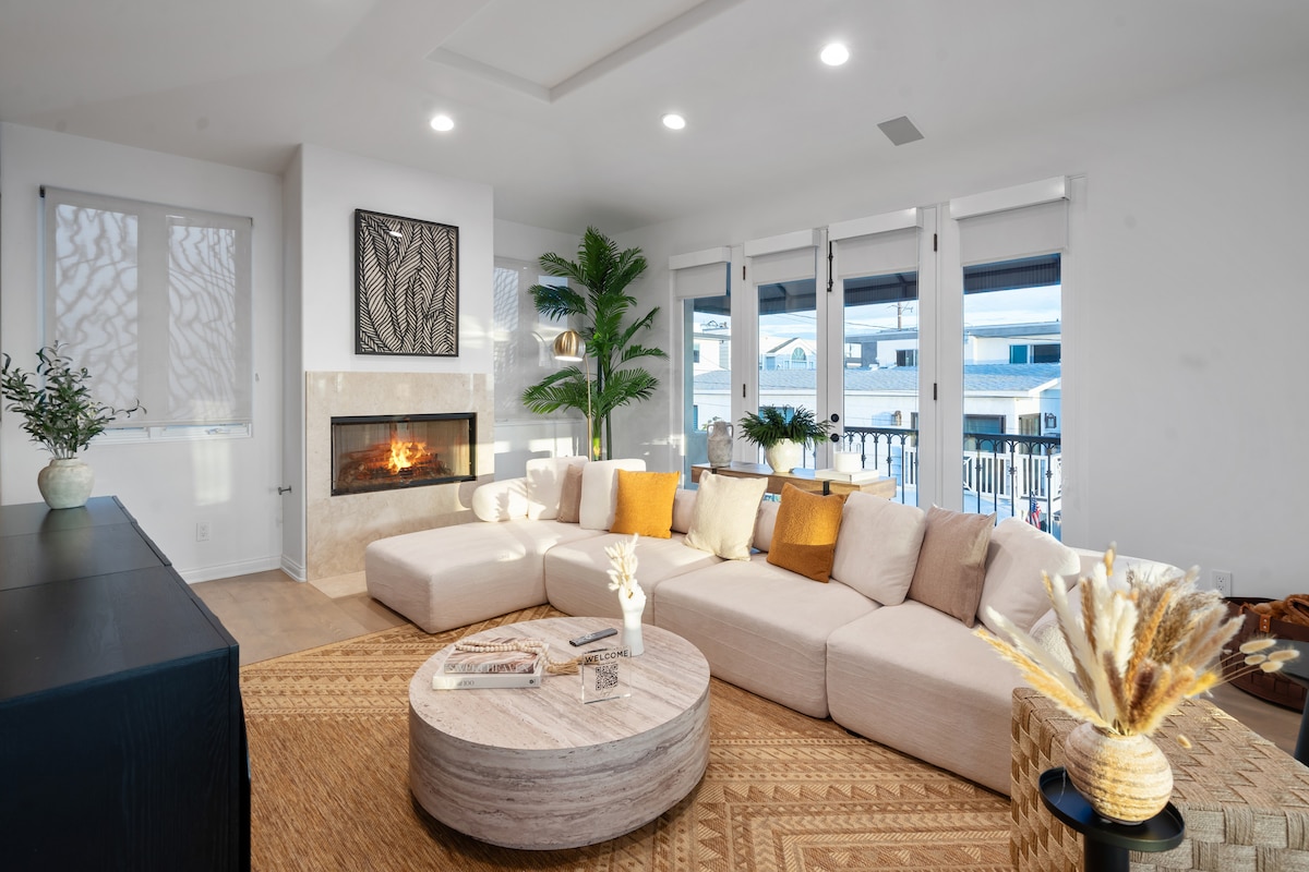 Пространа дневна соба со прекрасни дизајнерски детали и камин.